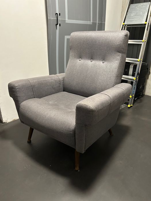 Stabilny wygodny szary fotel w stylu mid century po renowacji