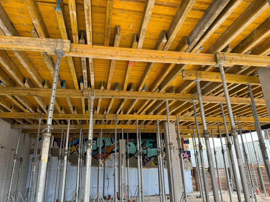 Wynajem sprzedaż szalunków rusztowań podnośników kontenerów ogrodzeń