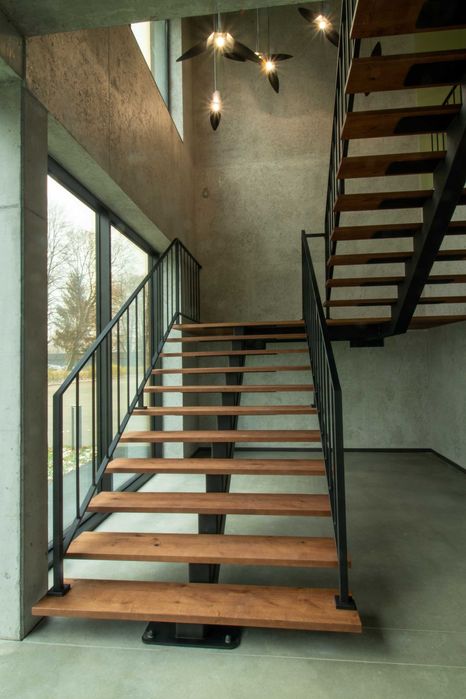 Schody na konstrukcji stalowej, metalowe, samonośne, loft nowoczesne