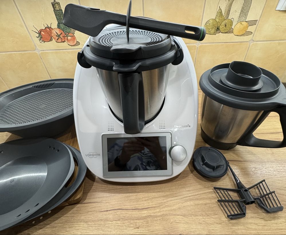 Thermomix tm 6 dodatkowo drugie naczynie i deska.