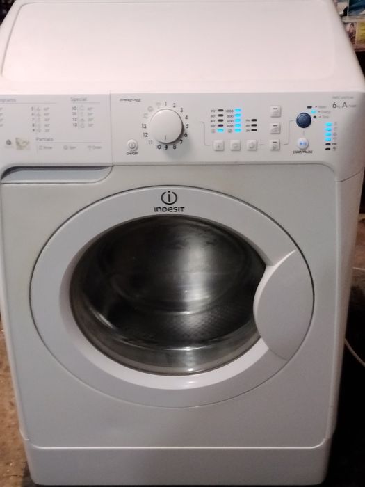 Пральна вузенька  машина  на 6 кг в  ідеальному стані