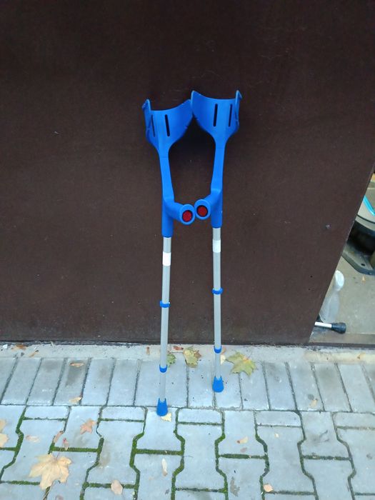 Kule ortopedyczne łokciowe – różne kolory, regulacja 145–195 cm

Na sp