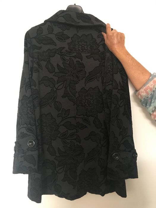 Casaco Preto com Flores em relevo XL