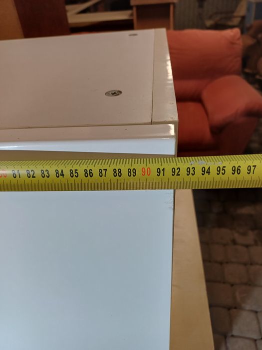 Biała  szafka ze szklaną półką.Transport.