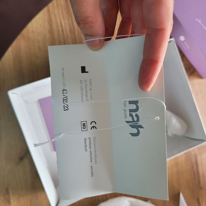 Peruka syntetyczna. Długość do ramion