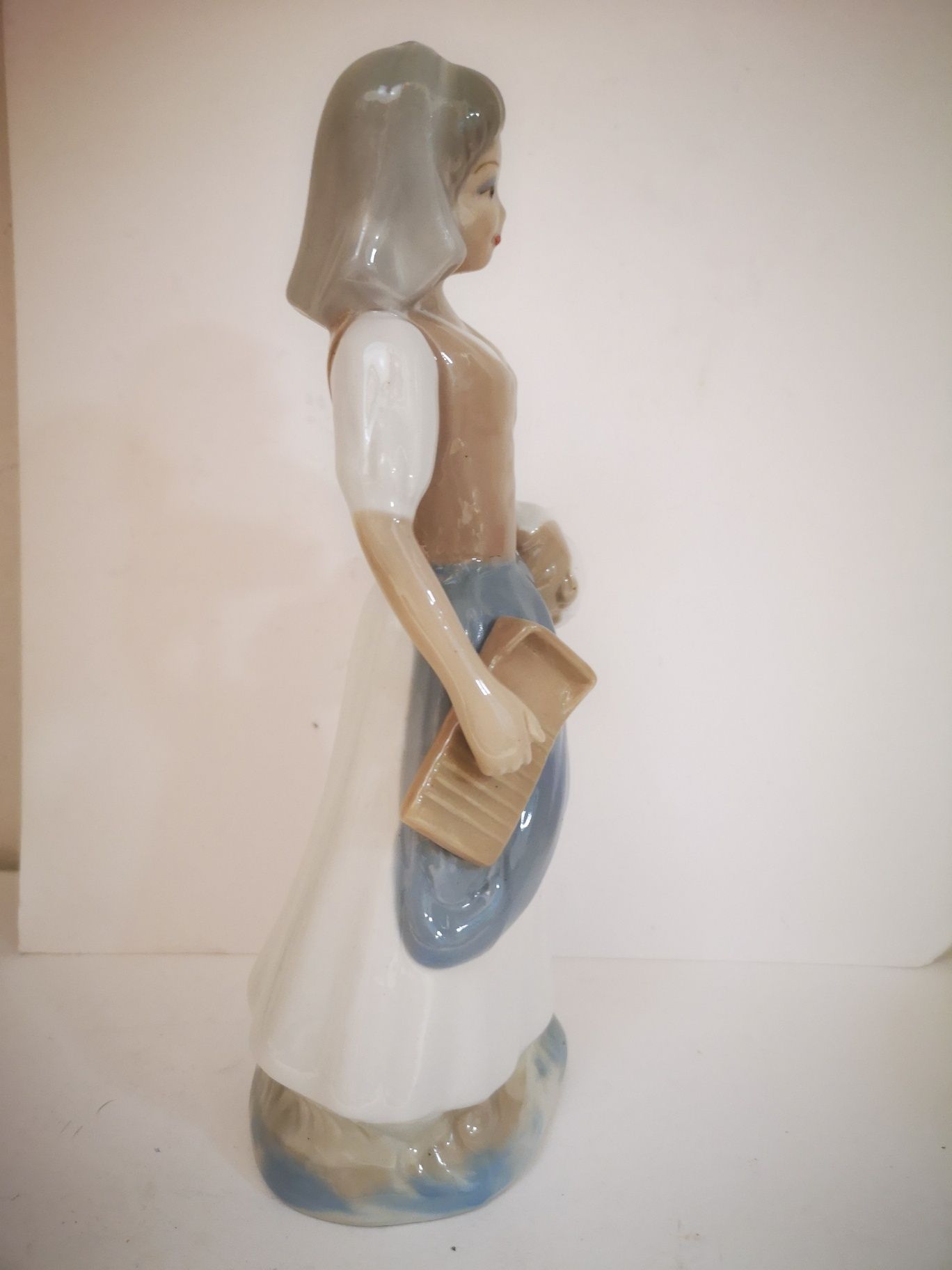 Porcelanowa figurka praczki