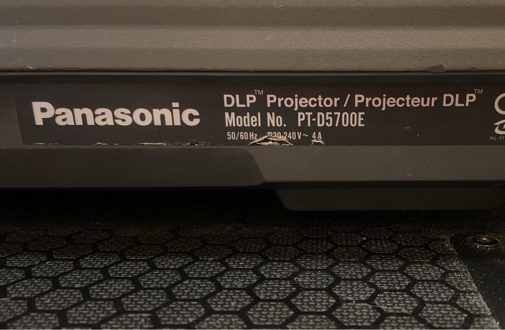 Продается профессиональный проектор Panasonic PT-D5700