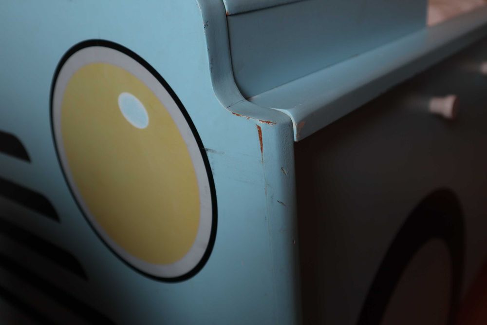 Cama carro para criança com colchão + comoda + mesa de cabeceira