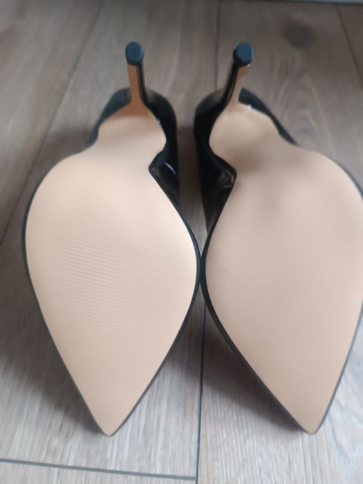 Czarne lakierowane szpilki