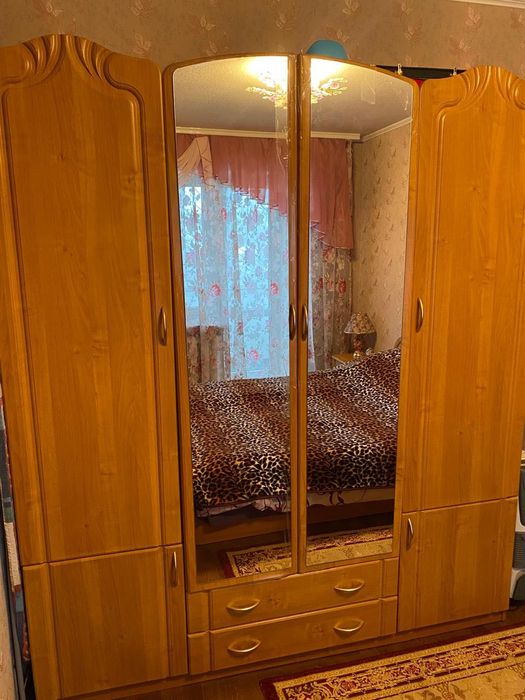 Диван з кріслом, шафа в доброму стані, дитячий куточок