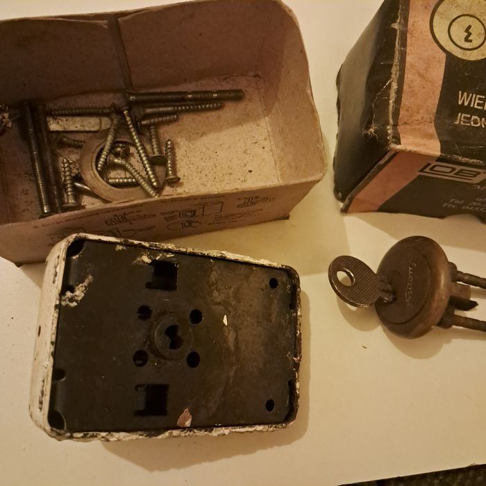 Stary zamek drzwi wierzchni nadrzwiowy z gałką