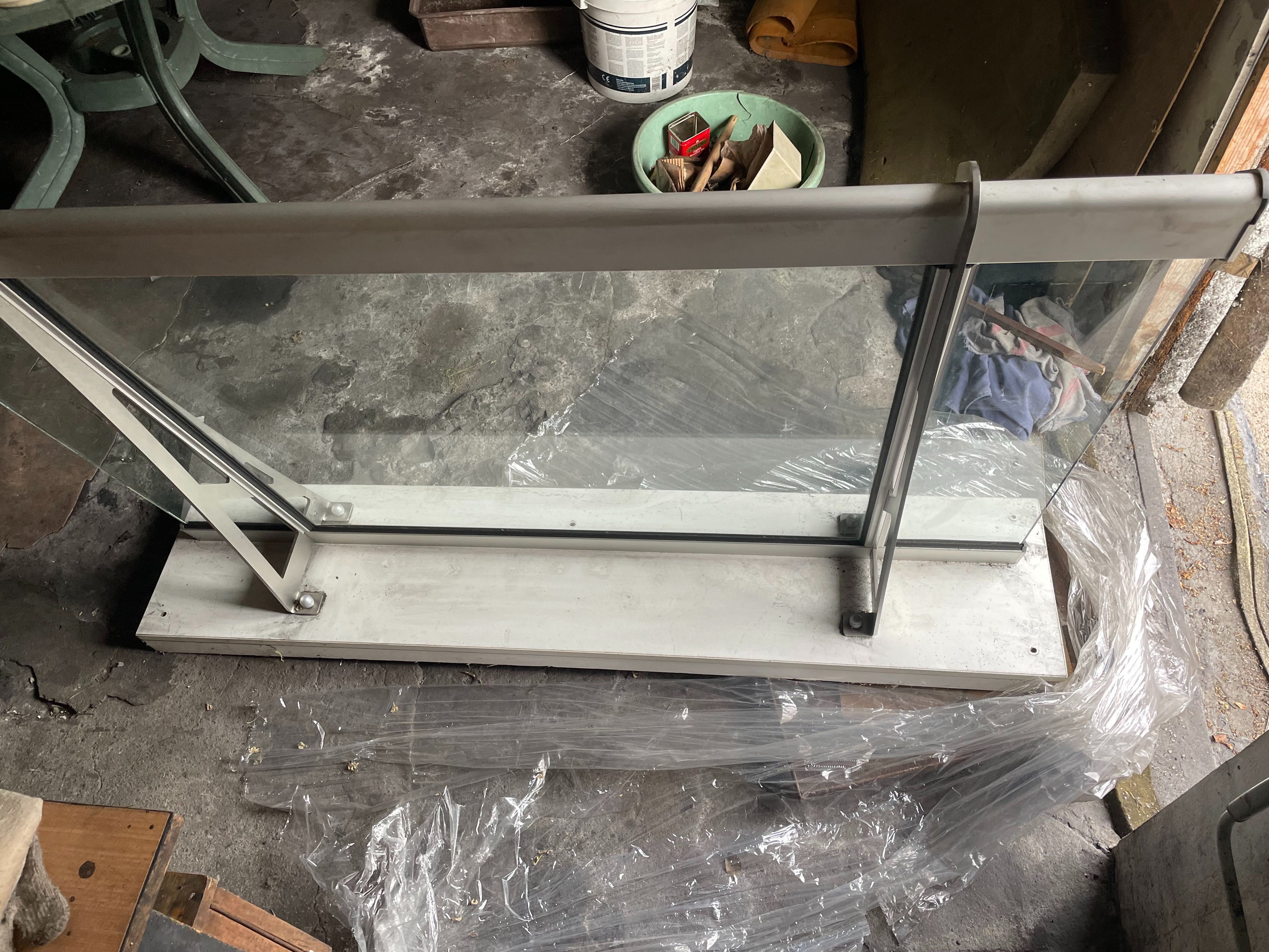 Daszek aluminium wypełnienie szkło