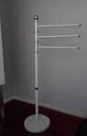 Toalheiro de chão branco e inox