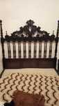 Cama estilo séc. XIX com mesas de cabeceira e cadeiras.