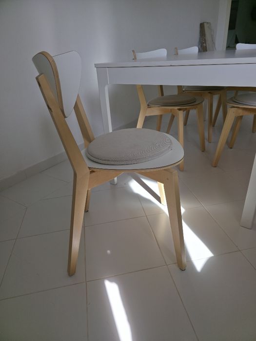 Vendo mesa e cadeiras