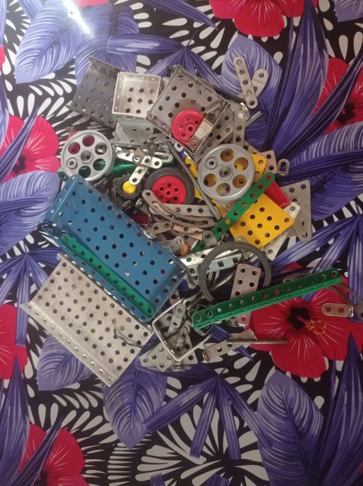 металлический конструктор.