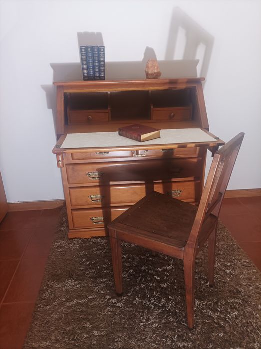 Escrivaninha restaurada estilo Luís Filipe. Ferragens em bronze .