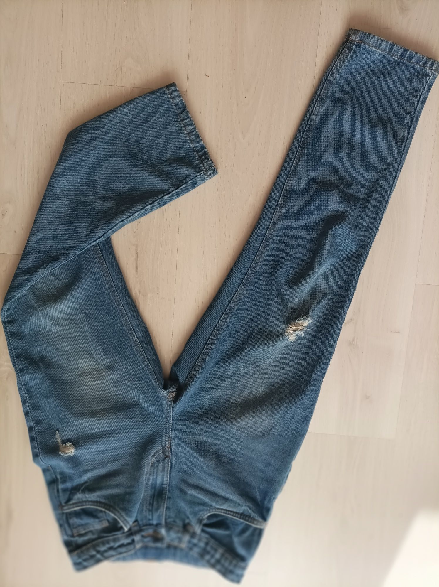 Wygodne jeansy z przetarciami