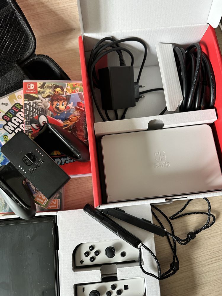 Nintendo Switch OLED biały + 4 gry na kartridżach + etui. Stan idealny