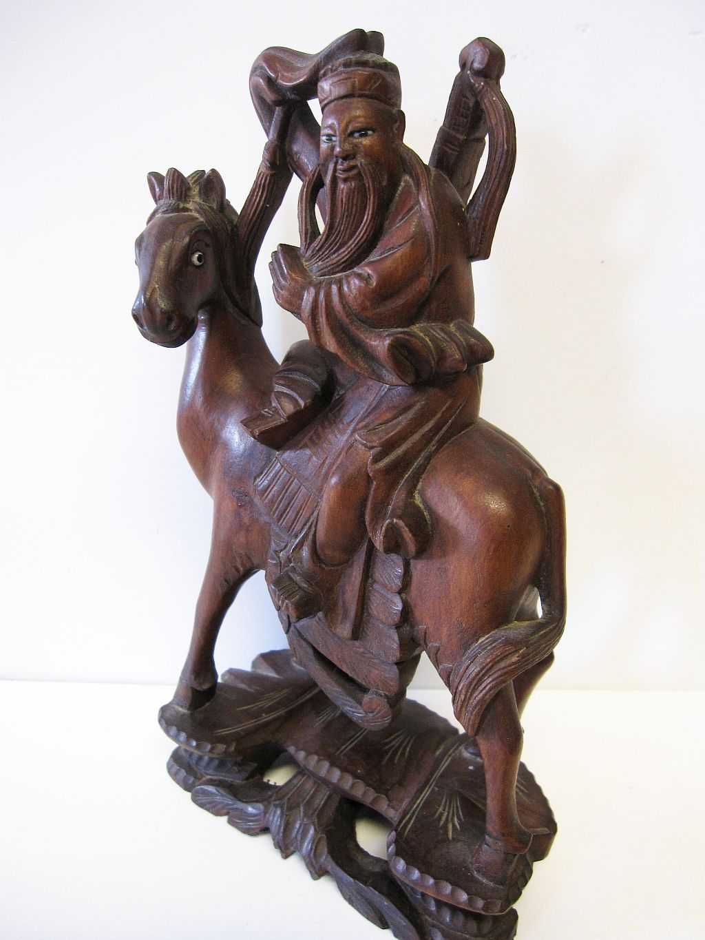 rara escultura asiática em madeira: Sábio à montar um cavalo com asas