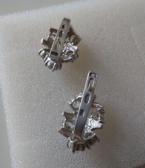 Серебряный набор с золотыми пластинами.