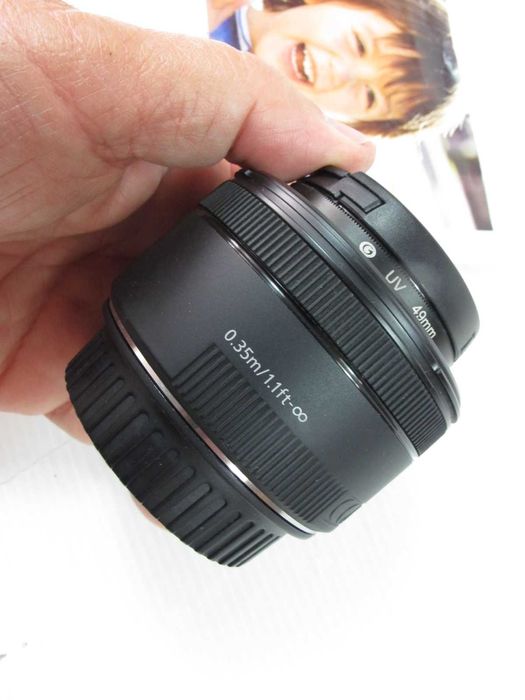 Canon  50mm 1.8 II ou STM, ou ainda a 24mm 2.8-Ver descrição