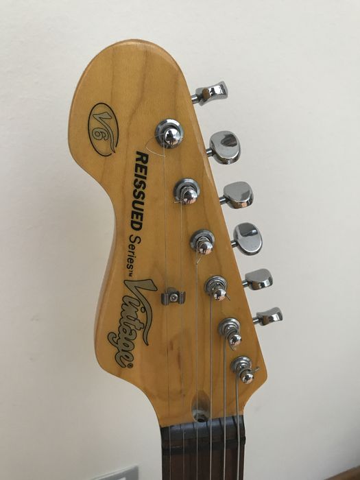 Guitarra Vintage V6 para esquerdinos