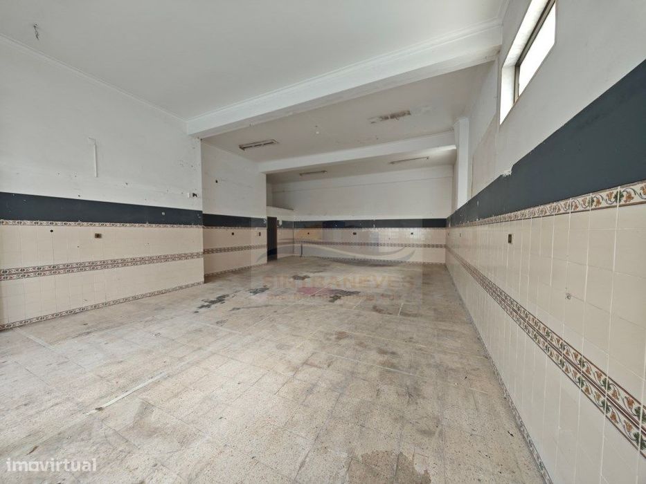 Armazém com 4.65m de pé direito - Amadora