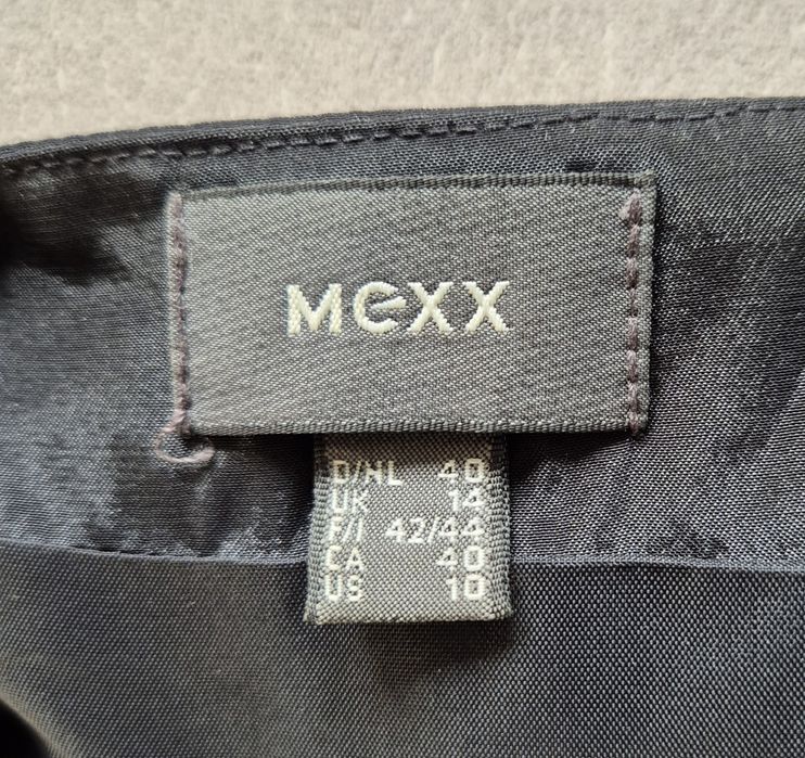 Satynowa sukienka Mexx 40 na ramiączka wieczorowa głęboka czerń