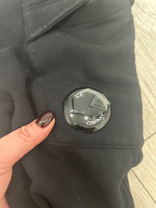 джоггеры C.P. Company с карманом-карго и фирменной линзой