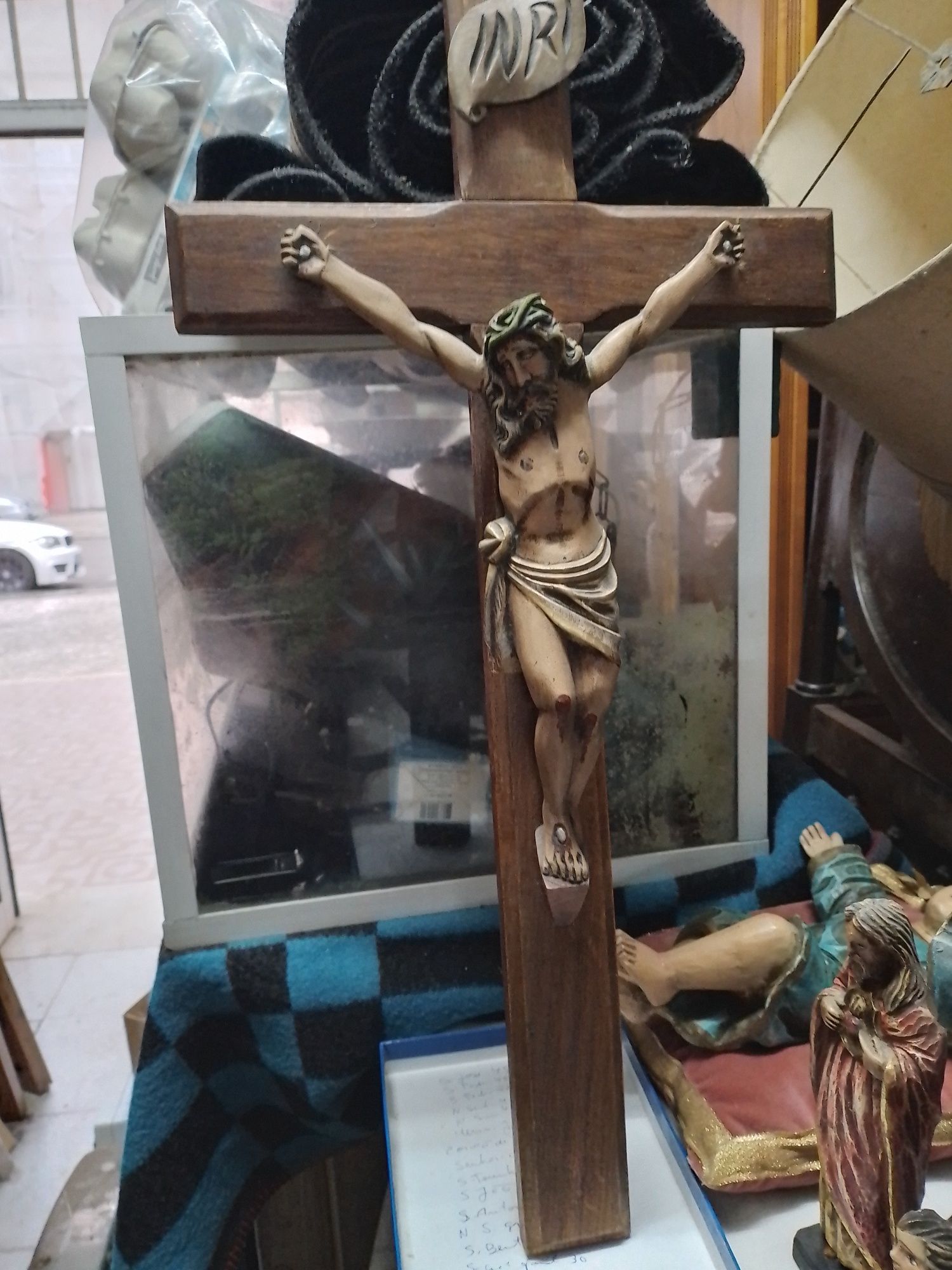 Crucifixo  em madeira e imagem esculpida a mão madeira Arte Sacra