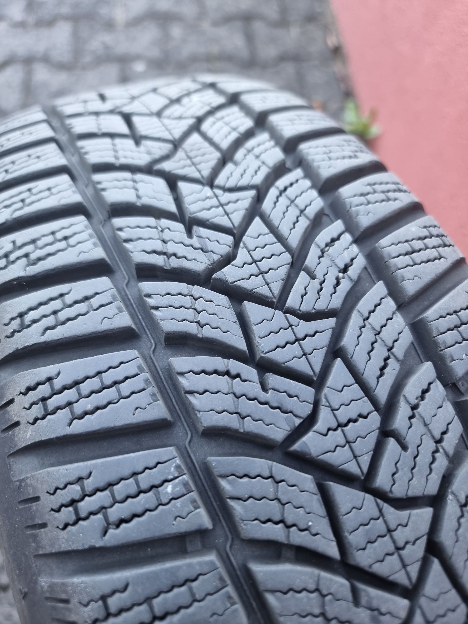 Opony zimowe firmy DUNLOP 195/65R15 z felgami stalowymi  stan bdb