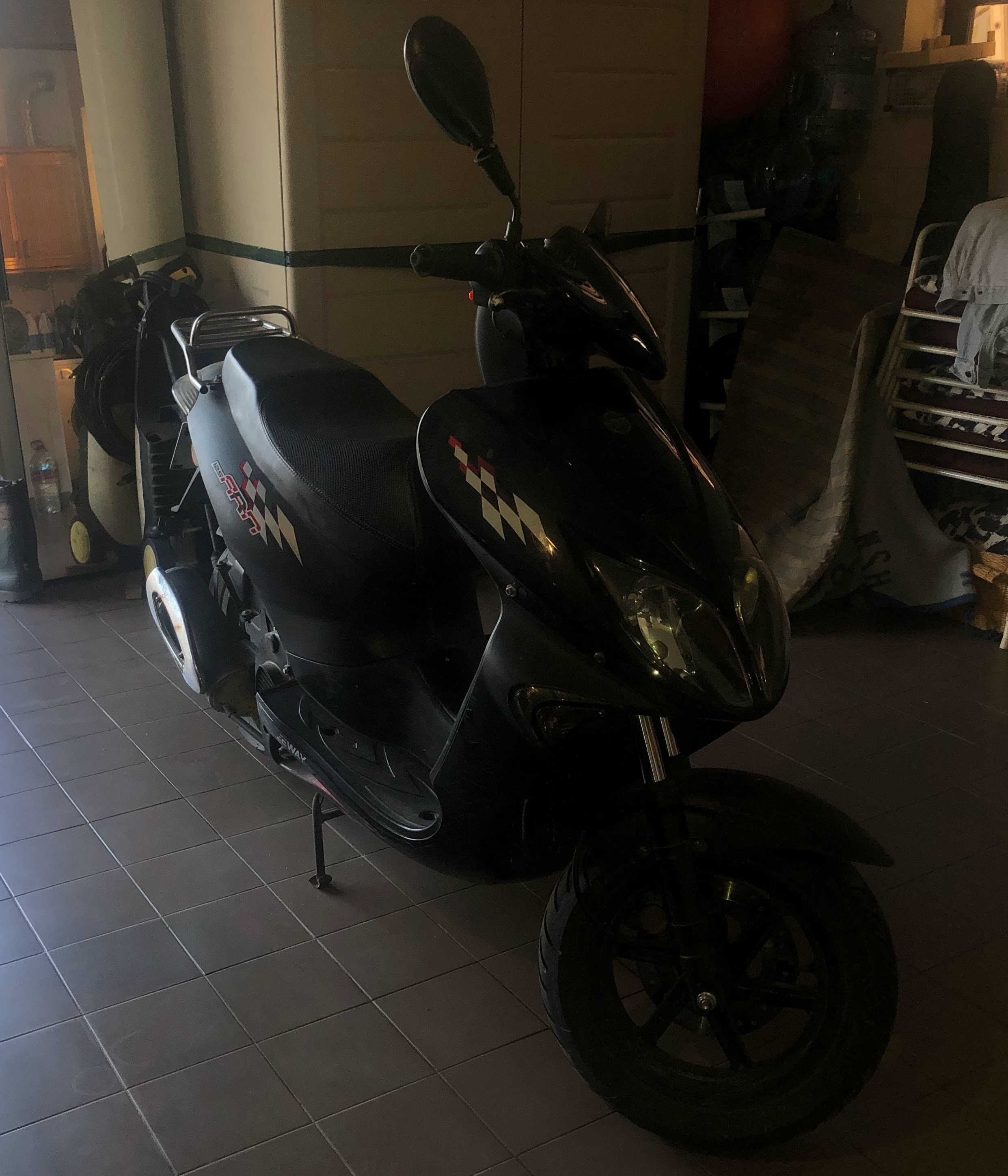 Mota 125 Keeway, pouco uso e de garagem