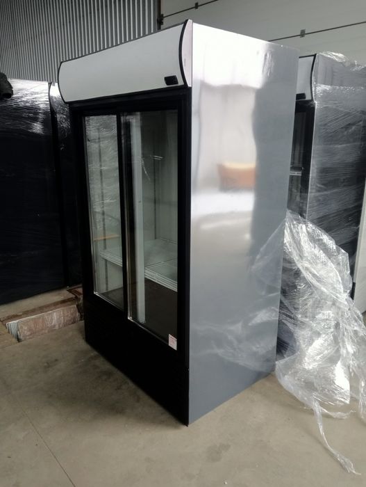 Холодильник для напоїв вітринного типу після реставрації