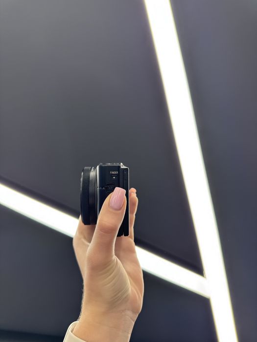 Sony RX 100 V покоління, ідентичний, навіть кращий за G7X mark 2