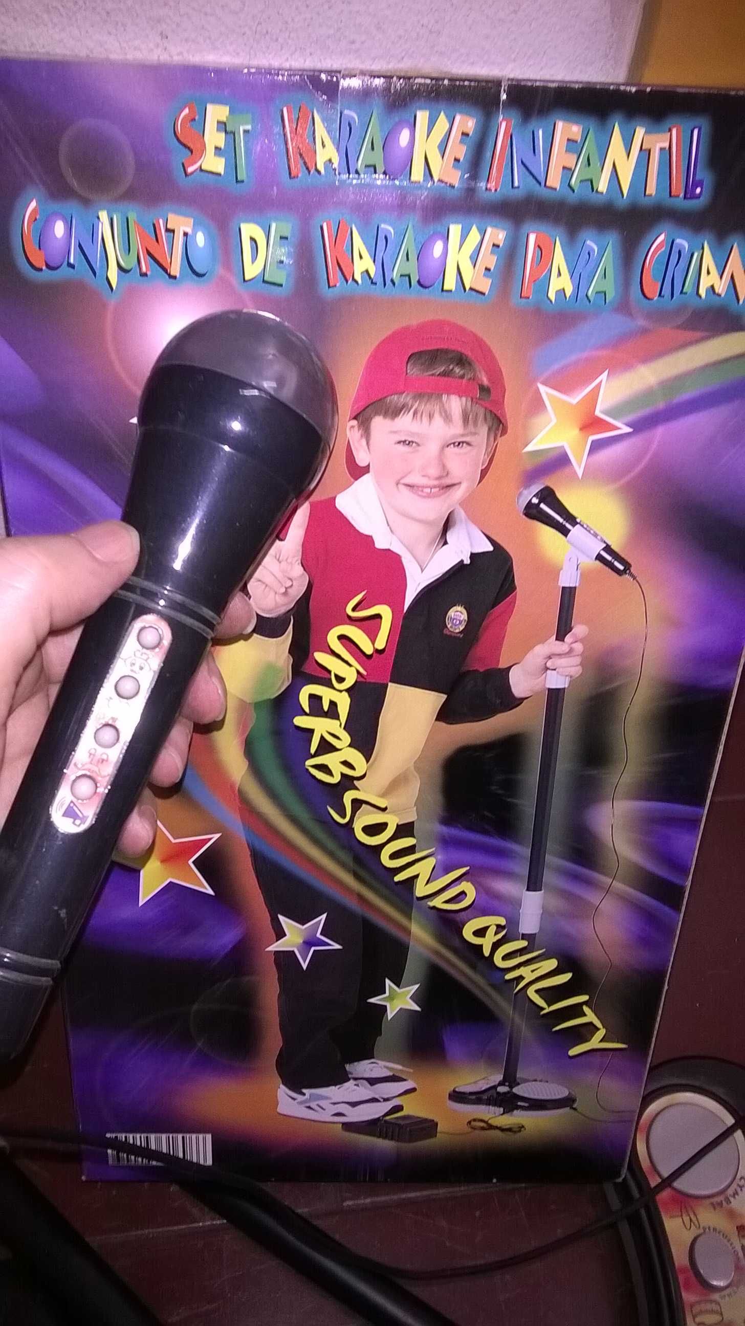 Conjunto de Karaoke (microfone e amplificador com ritmos)