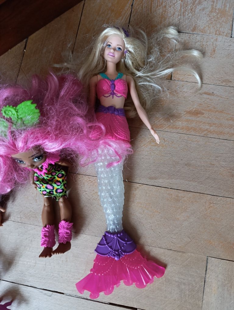 Dinozaur, lalki Cave club plus Barbie syrenka