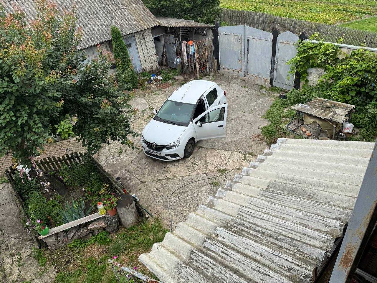 Затишний будинок з великою територією