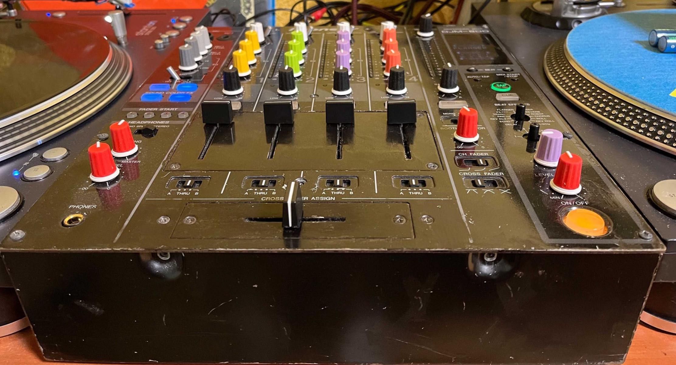 Ді-джейський пульт / мікшер Pioneer DJM 800