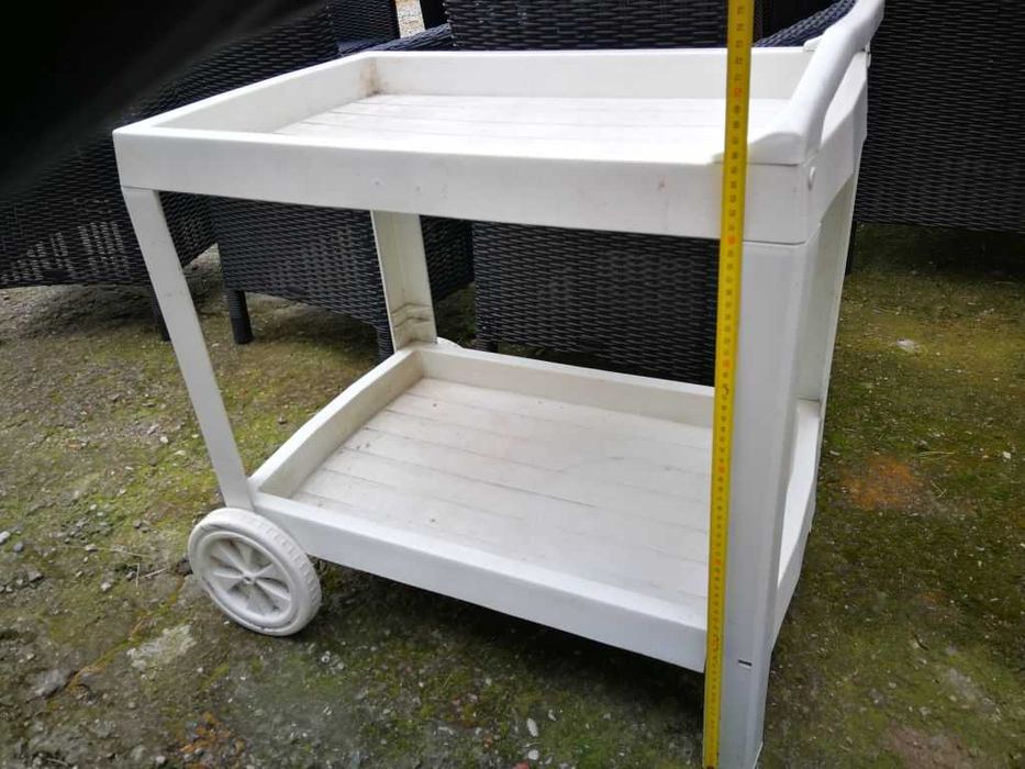 Plastikowy stolik na kółkach do ogrodu, podwórka, na grill