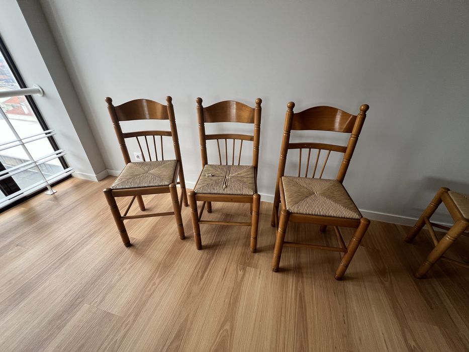 Cadeiras madeira e palha