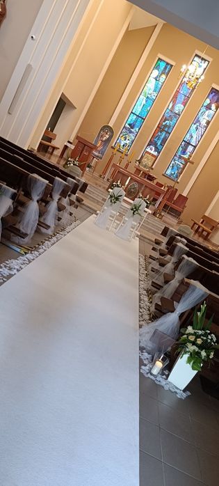 Płatki róż, ślubne dekoracje, Dekoracja kościoła na ślub, na wesele

B