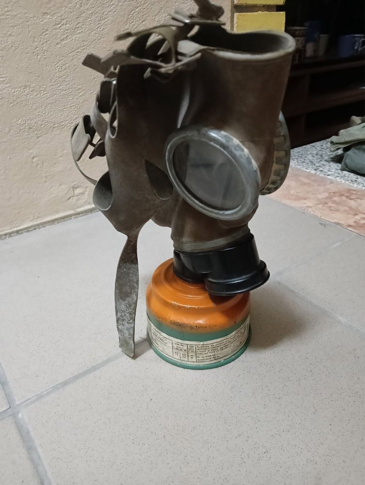 Maski przeciwgazowe z lat 50-80
