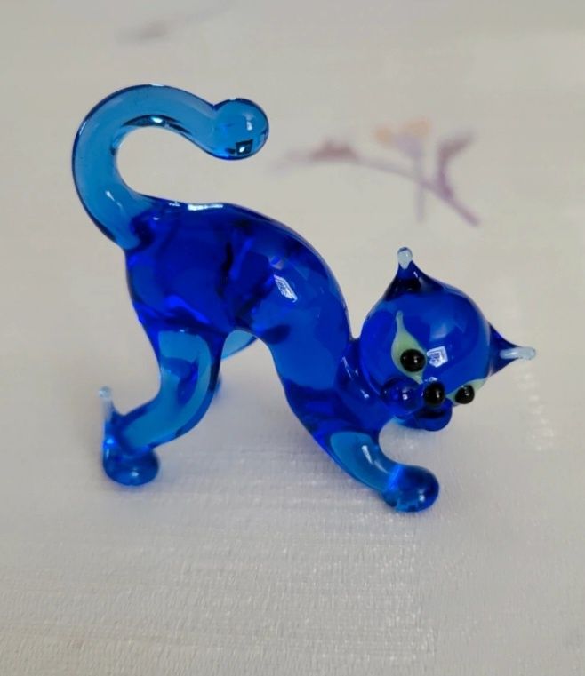Figurki szklane koty niebieskie małe rzeźby