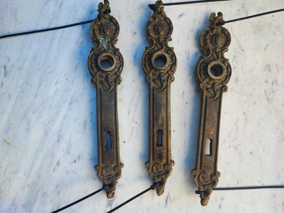 Stare szyldy,do drzwi,mosiężne,rozstaw 9,3 cm.cena za 1 komplet