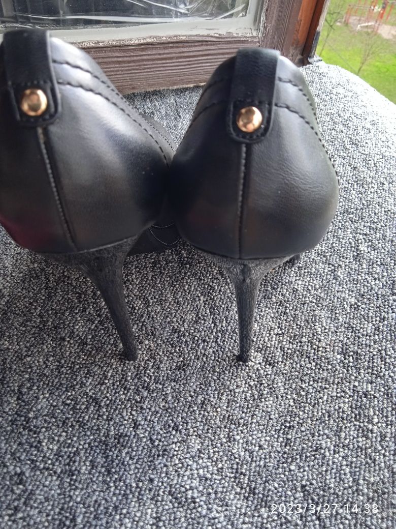 Предлагаются женские туфли черного цвета на шпильке