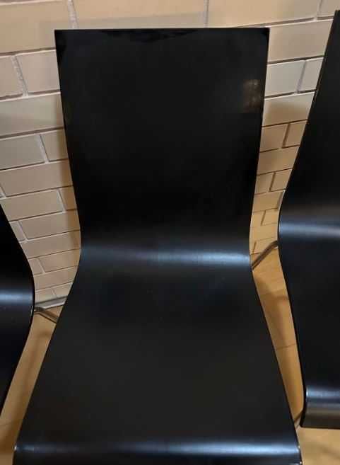 Três cadeiras pretas