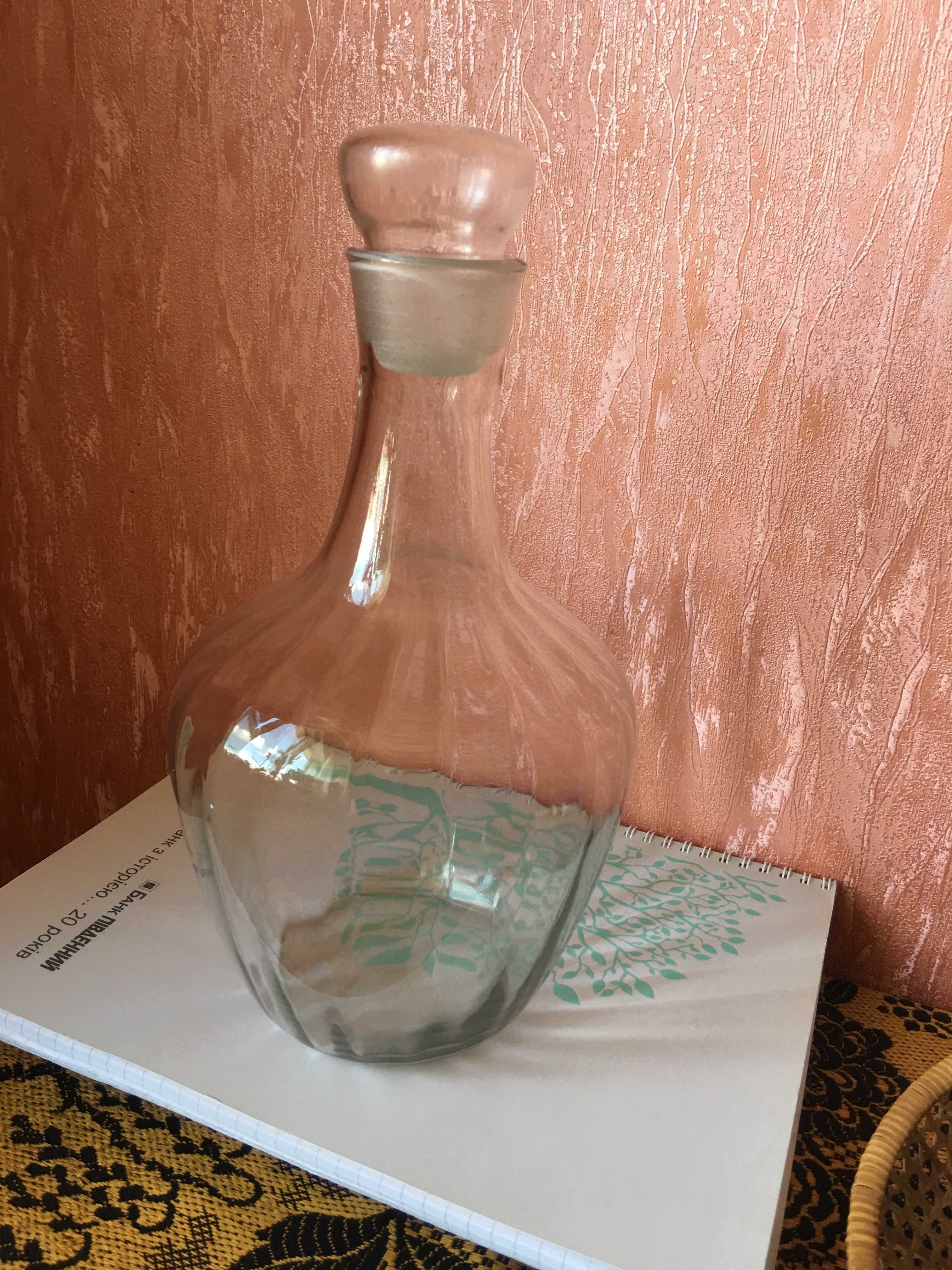 Стеклянные графины.