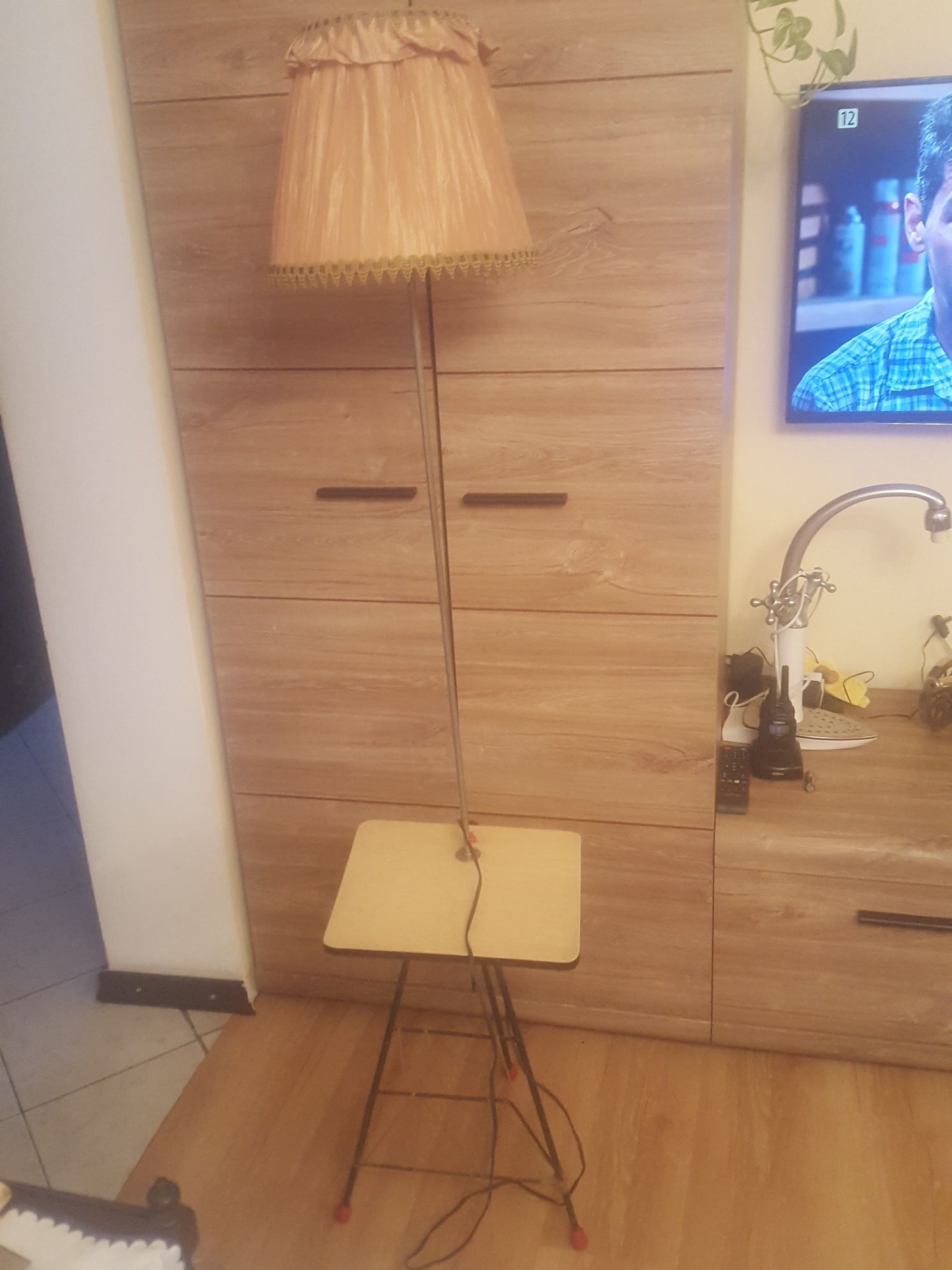 Lampa stojąca z gazetnikiem