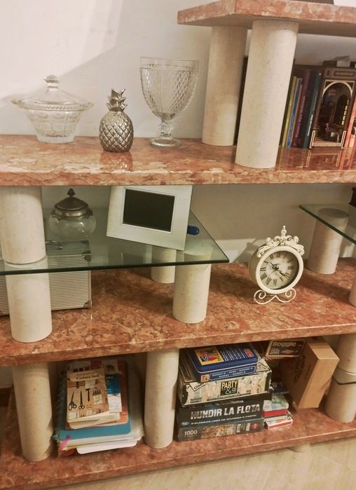 Móvel estante para sala em mármore e vidro